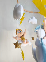 Dettaglio giostrina feltro con Hercules neonato su nuvola, medaglia d'oro, stella glitterata e fulmine giallo.