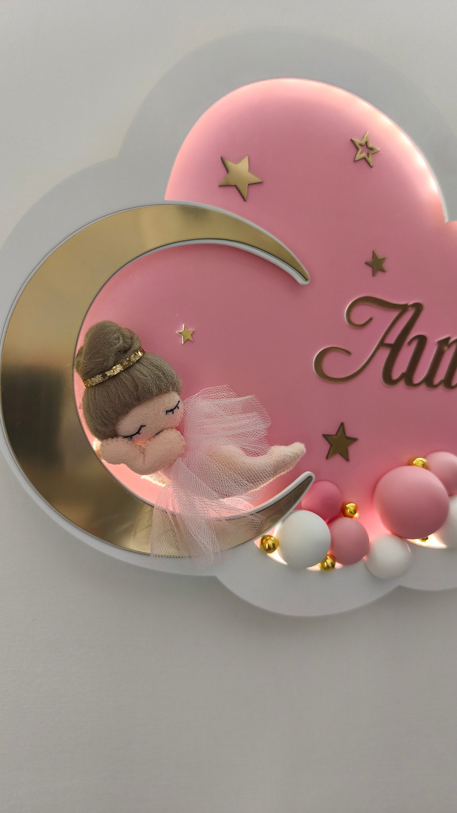 Dettaglio lampada nuvola rosa con bambolina in feltro e tulle sulla luna oro e particolari fatti a mano per bimba.