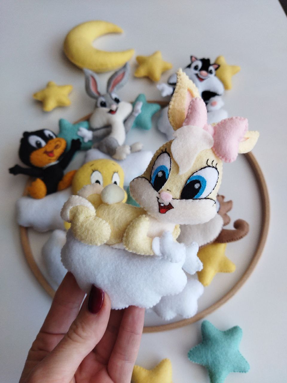Dettaglio di Lola Bunny in feltro con fiocco rosa su una nuvola bianca, giostrina per culla Baby Looney Tunes.