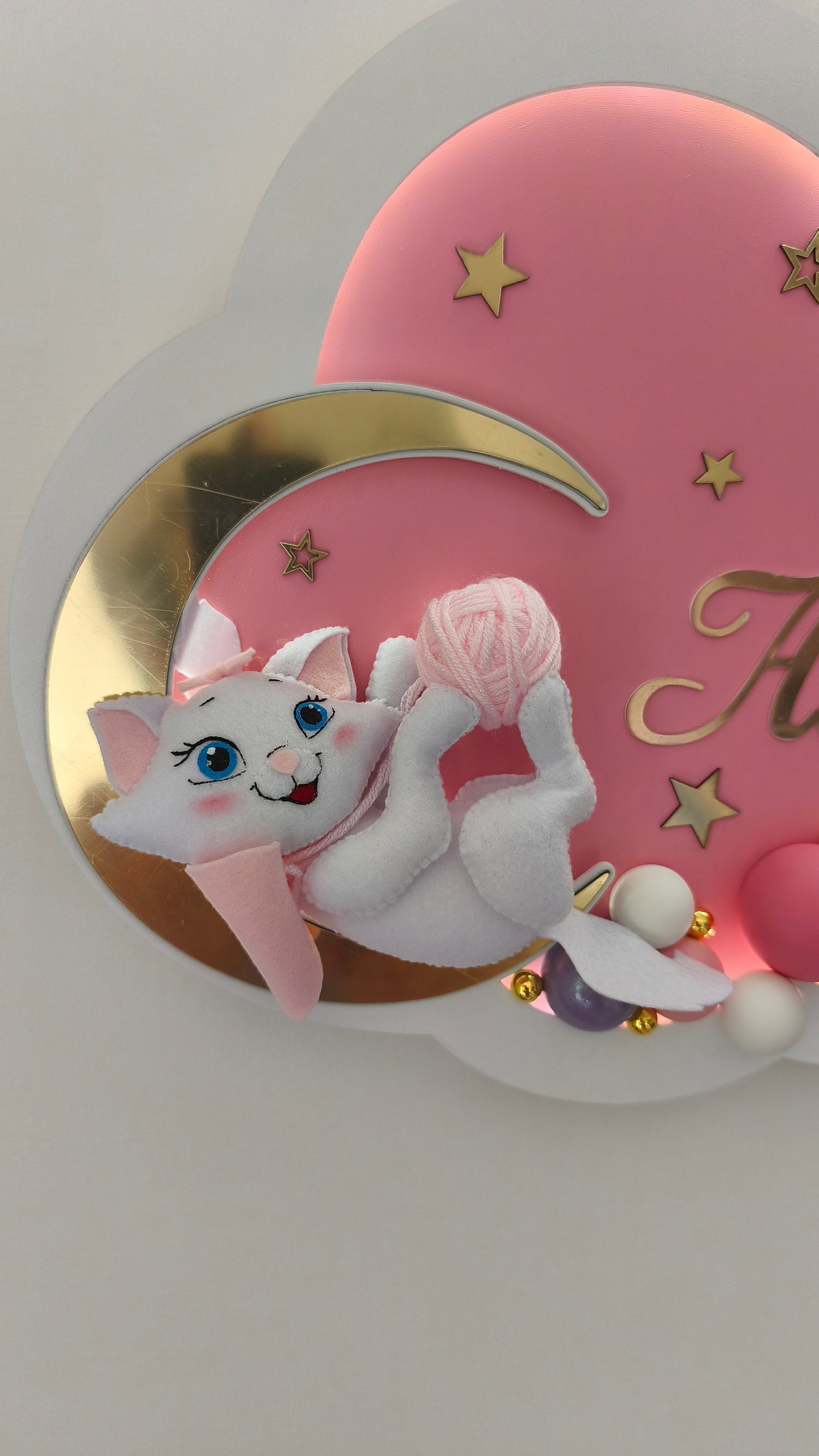Dettaglio di lampada a nuvola con la gattina Marie degli Aristogatti sulla luna e palline artigianali decorative