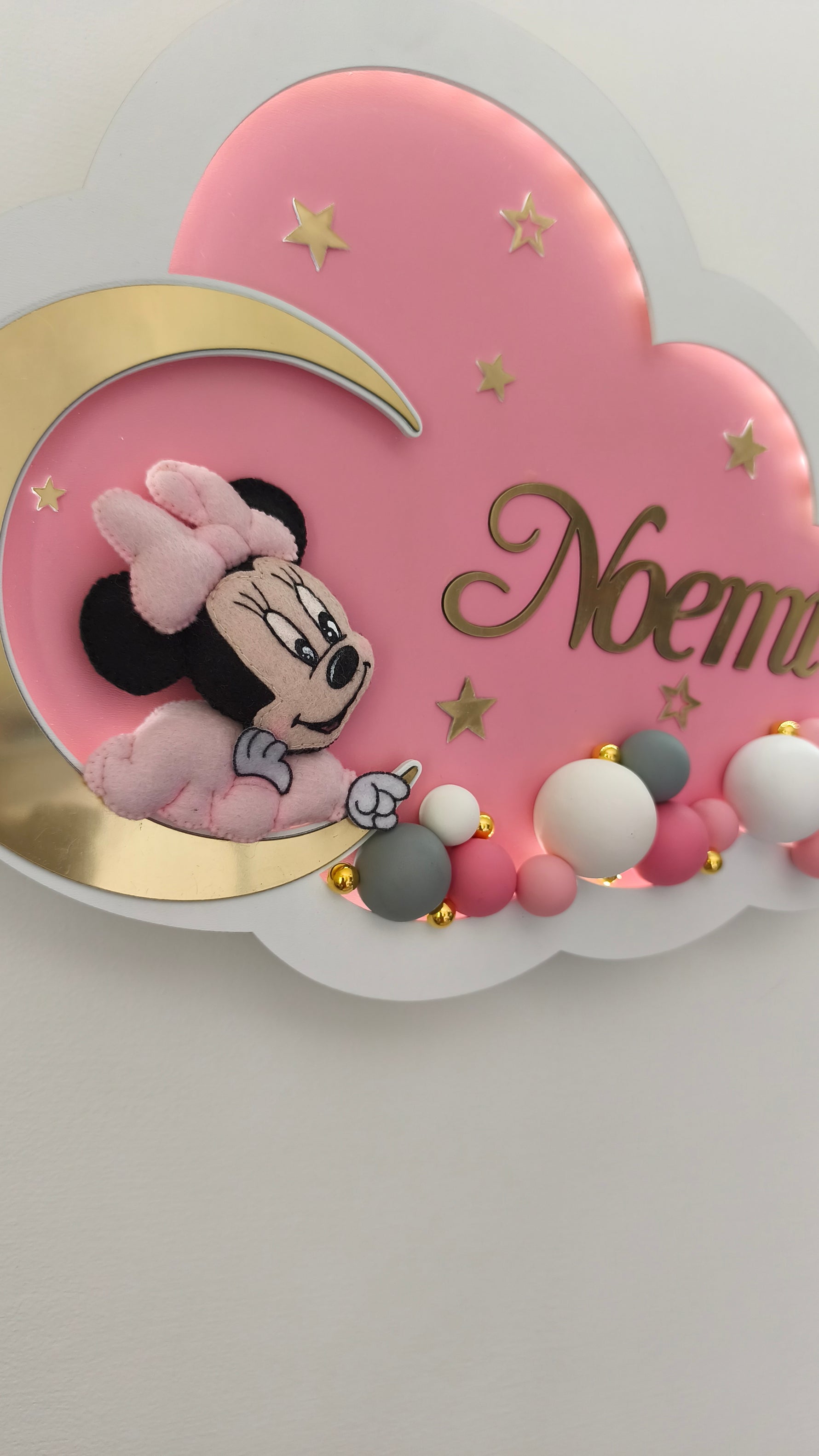 Dettaglio minnie con fiocco rosa su luna dorata, nuvola rosa personalizzata con nome