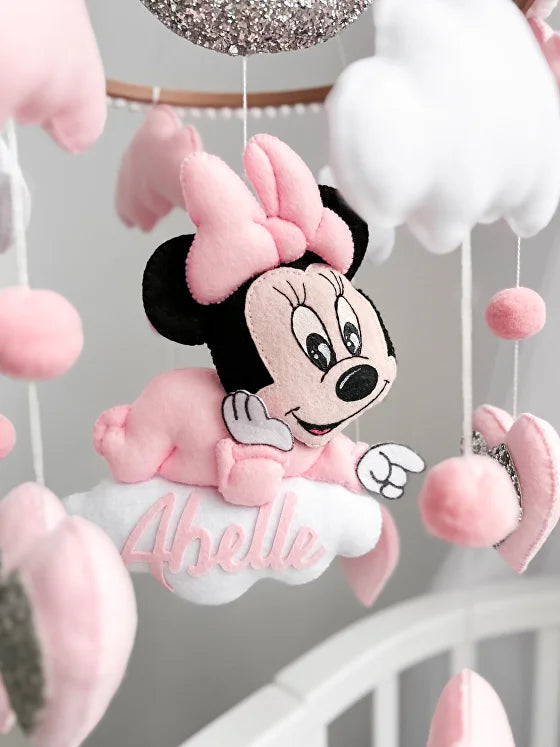 Dettaglio giostrina culla Minnie Mouse personalizzata con nome cucita a mano in feltro, nuvole rosa neonata
