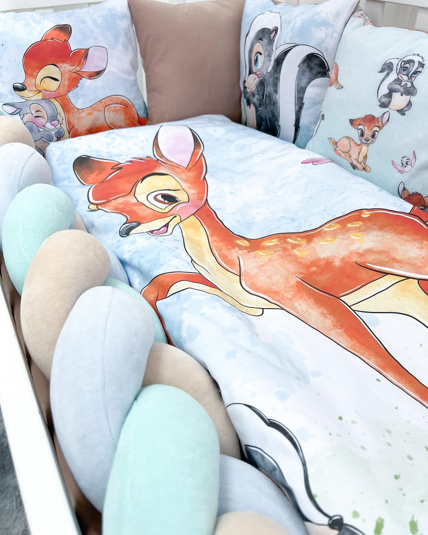Dettaglio cuscini paracolpi sfoderabili Bambi per lettino neonato con stampe Disney e Fiorellino