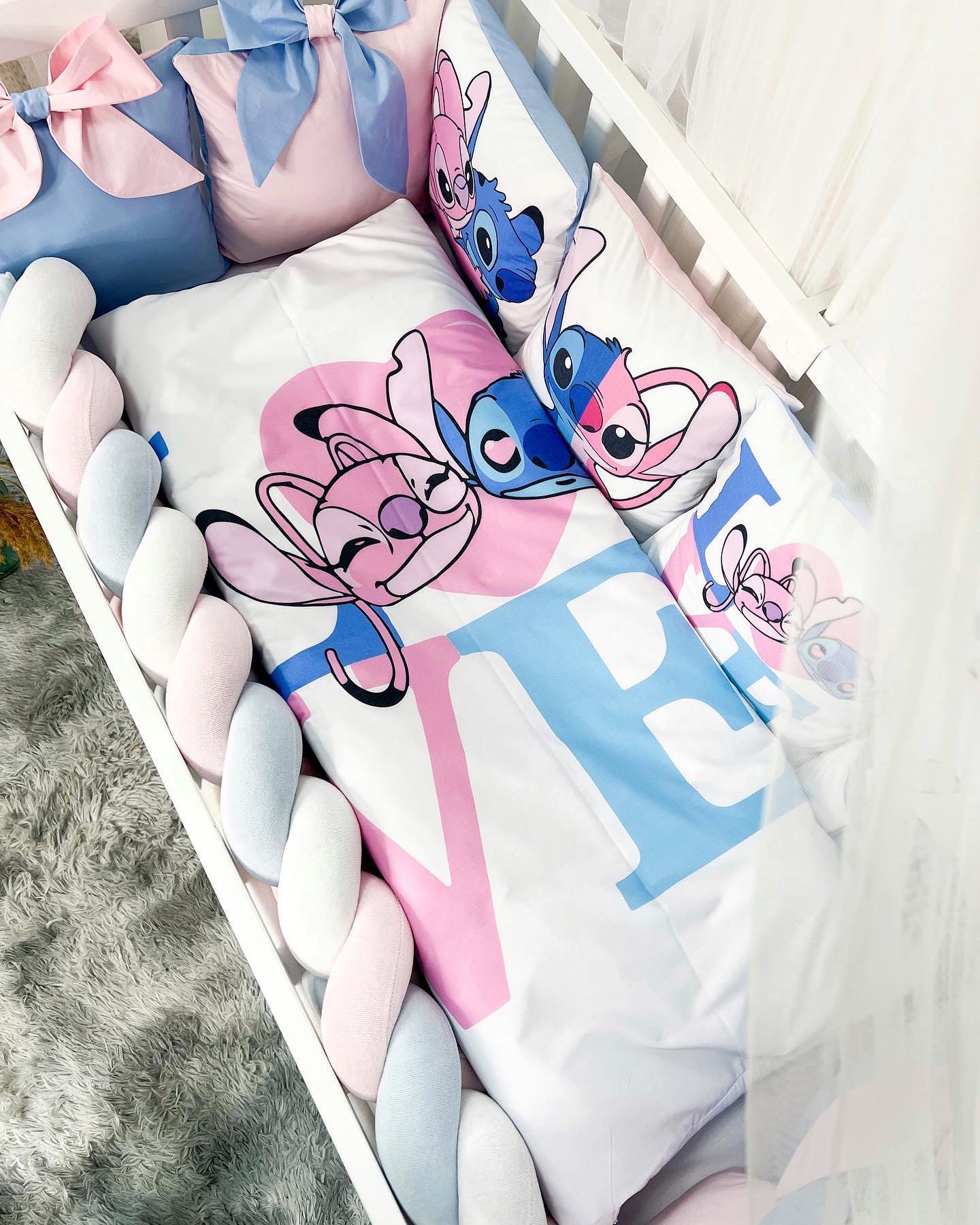 Set paracolpi lettino neonato con cuscini sfoderabili di Stitch Disney abbinati a treccia rosa e azzurra