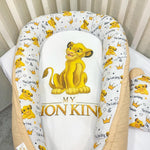 Riduttore lettino Simba beige e bianco con corone e cuori, nido neonati a tema Il Re Leone