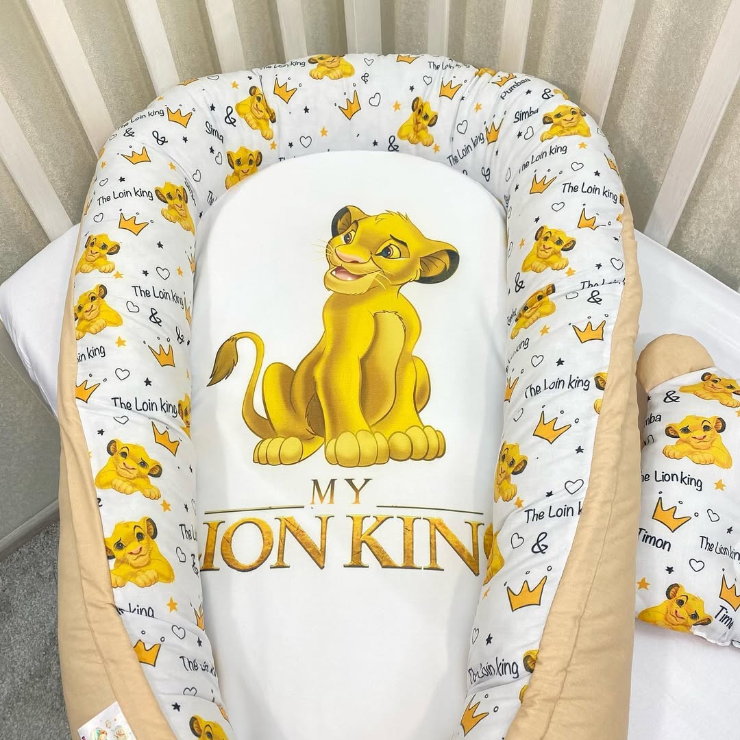 Riduttore lettino Simba beige e bianco con corone e cuori, nido neonati a tema Il Re Leone