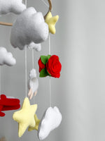 Rosa rossa in feltro fatta a mano per giostrina musicale Piccolo Principe, dettaglio con stelle gialle e nuvole bianche