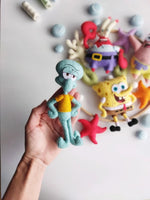 Squiddi in feltro cucito a mano con maglietta gialla, giostrina culla tema SpongeBob per cameretta neonato