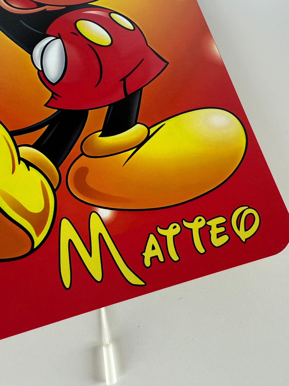 Particolare della lampada led printer rettangolare rossa con scarpe gialle di Topolino e nome personalizzato.