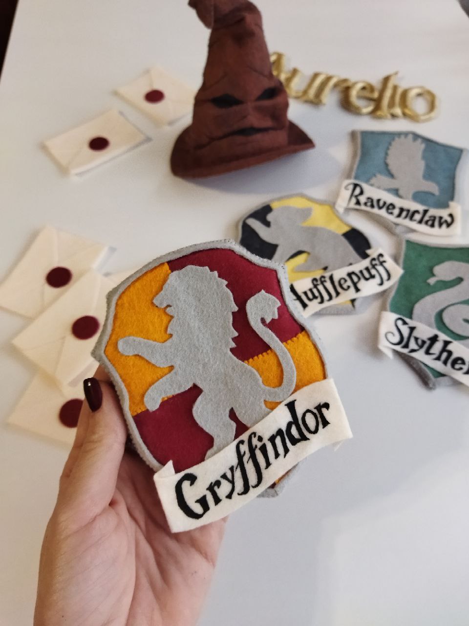  Giostrina culla Harry Potter dettaglio stemma Grifondoro in feltro fatto a mano, decorazione ricamata letto neonato.