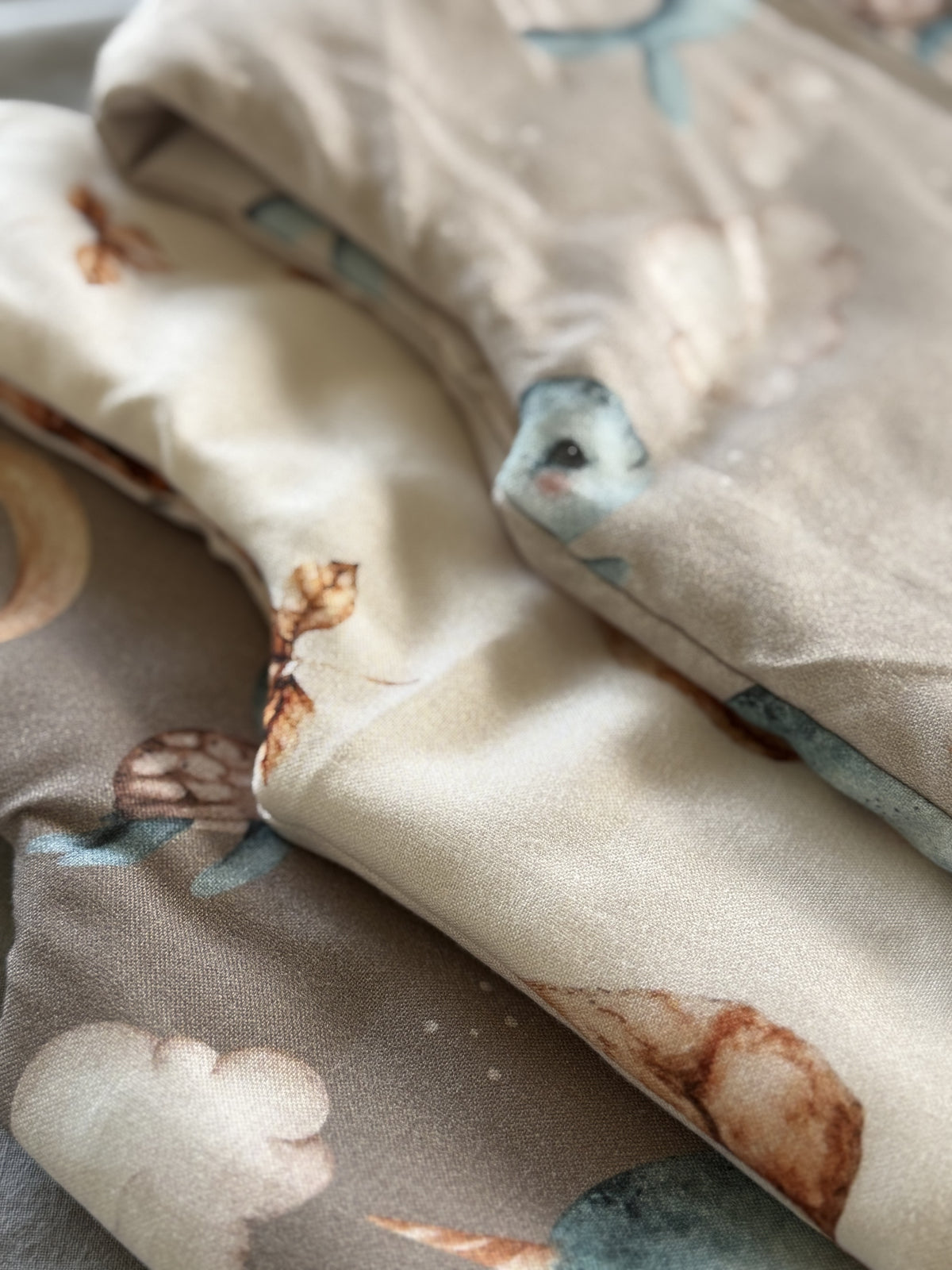 Dettaglio tessuto bamboo morbido sacco nanna neonato con fantasia tartarughe, materiale traspirante e delicato 