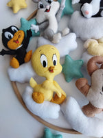 Titti in feltro giallo seduto su nuvola, dettaglio giostrina culla Looney Tunes cucita a mano per cameretta neonato