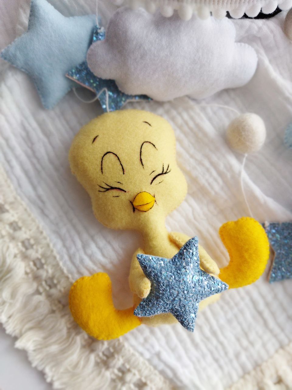 Dettaglio giostrina culla Titti Titti  in feltro cucito a mano con stella glitterata azzurra, decorazione personalizzata 