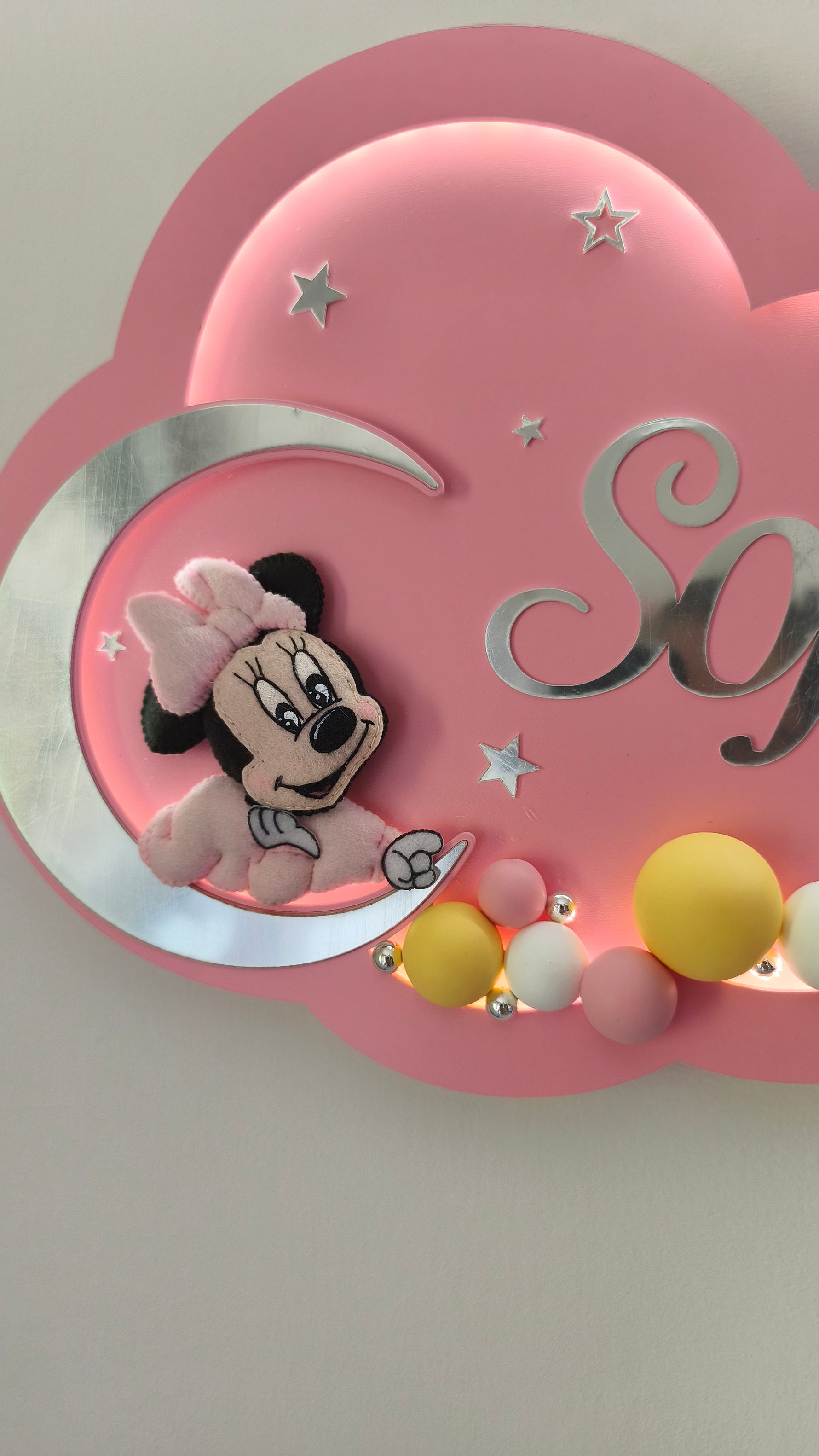 Dettaglio topolino con fiocco rosa su luna argento, nuvola luminosa cameretta bimba