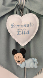 Primo piano del personaggio Topolino neonato ricamato su fiocco nascita artigianale verde salvia