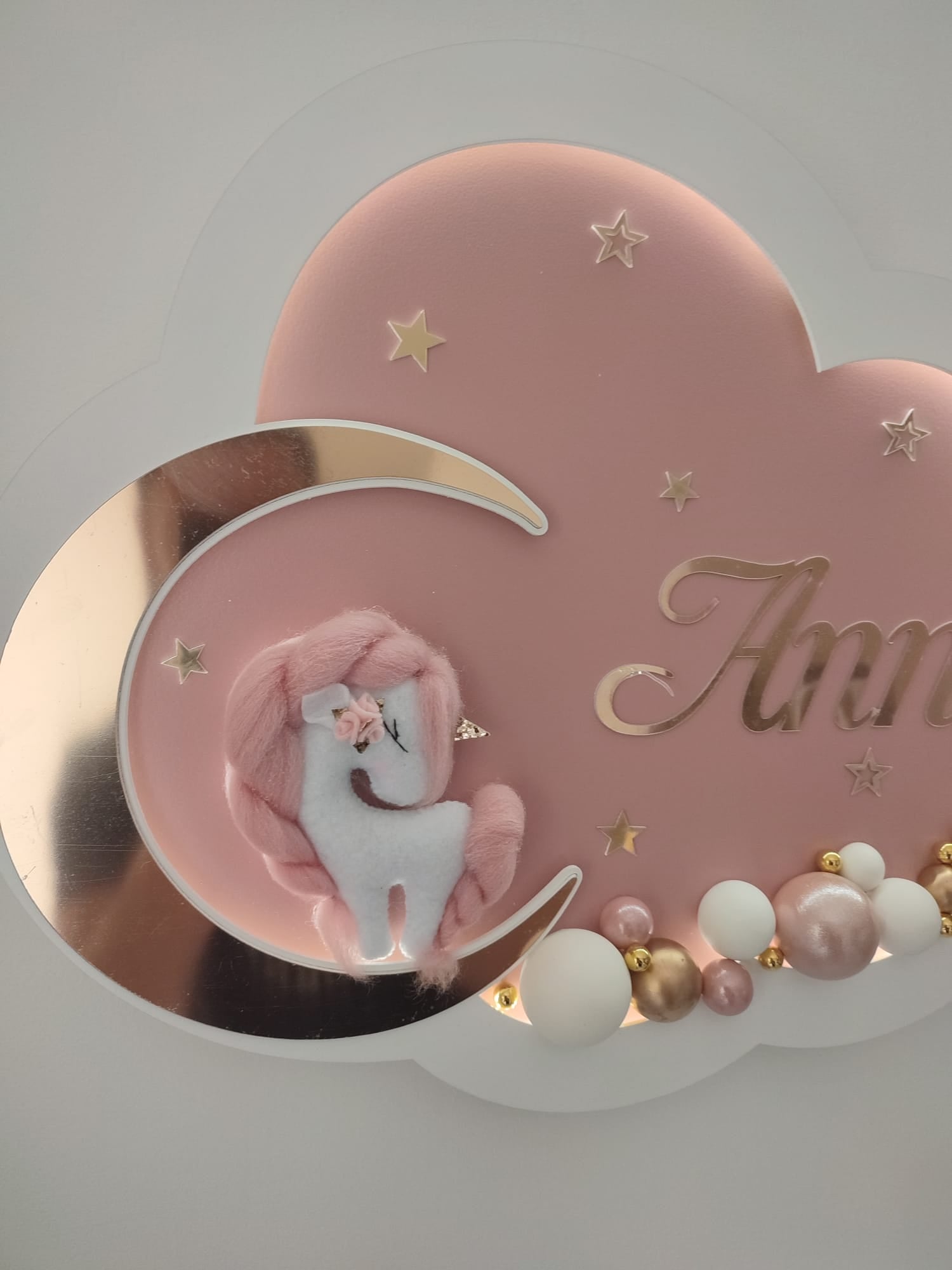 Dettaglio unicorno con criniera rosa su luna dorata, nuvola rosa personalizzata con nome