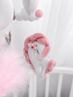 Dettaglio giostrina feltro unicorno bianco criniera rosa intrecciata fiorellino oro nuvole pompon culla