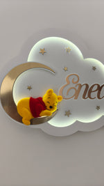 Dettaglio Winnie the Pooh in feltro giallo e rosso su luna dorata e nuvola LED. Particolare lampada nome neonato