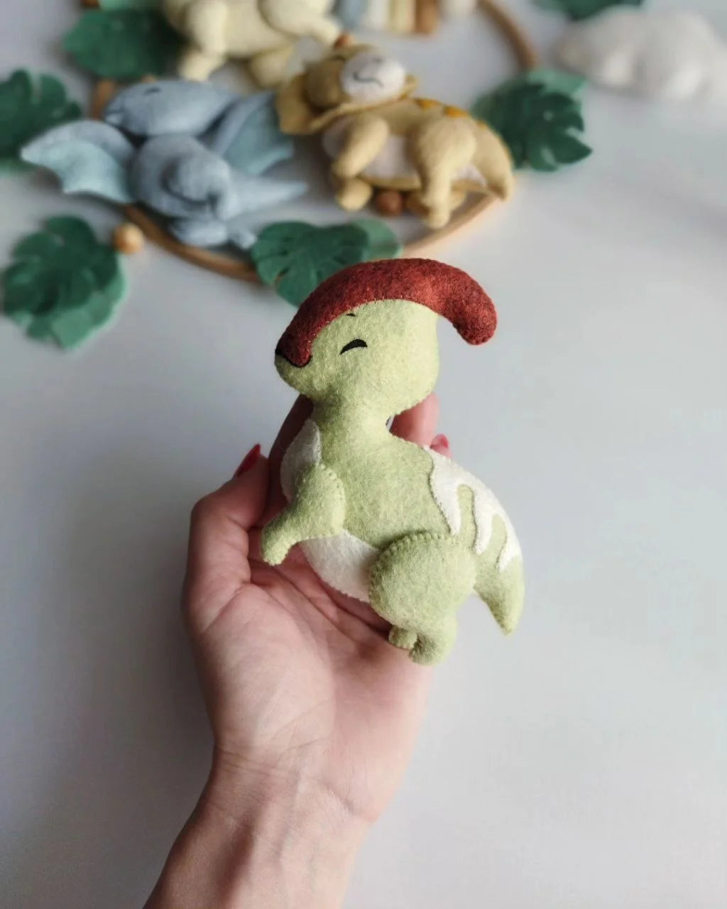 Giostrina musicale culla personalizzata dinosauro cucito a mano in feltro, cerchio legno carillon cameretta neonato