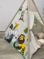 Tenda da gioco a forma di teepee per bambini, tessuto beige con illustrazioni dipinte a mano di animali della savana come leoni, elefanti, giraffe e zebre