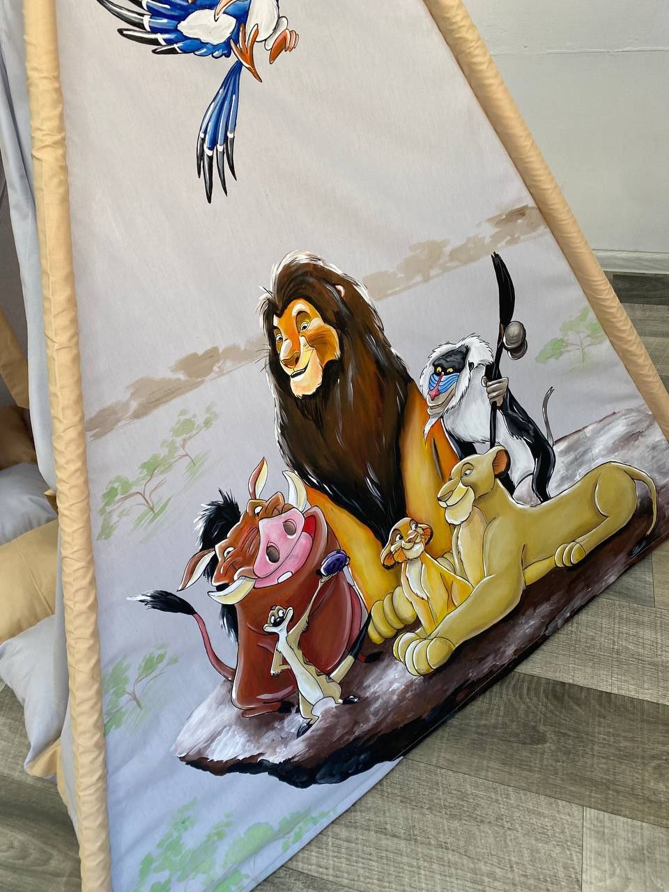 dipinto fatto a mano famiglia di leoni sulla roccia e animali radunati safari africa