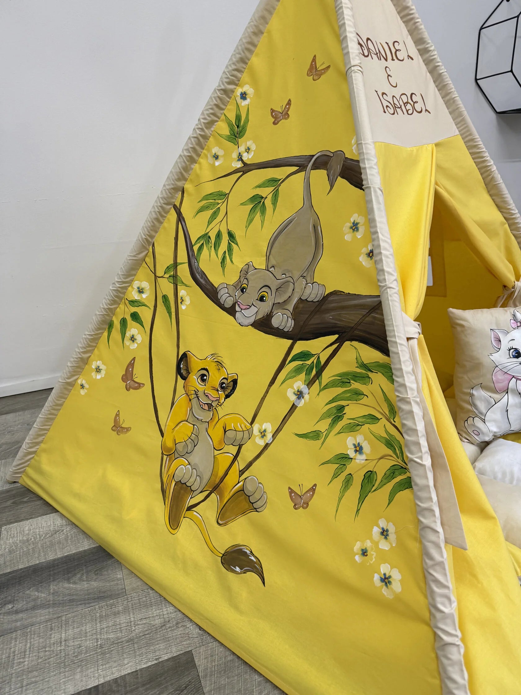 Tenda tipi/teepee/wigwam bambini gialla fatta a mano con dipinto  leoni, materassino imbottito, cuscino e pali pieghevoli inclusi   Made in Italy 