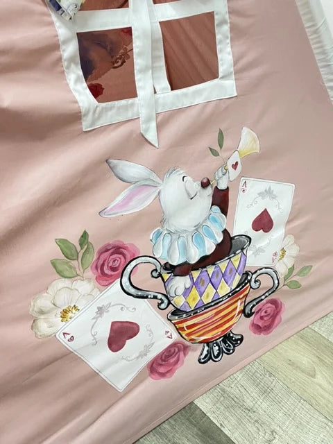 Tenda giochi teepee bambini cotone dipinta a mano tema Alice nel Paese delle Meraviglie personalizzata con nome, materassino imbottito cuscino e bastoni pieghevoli inclusi