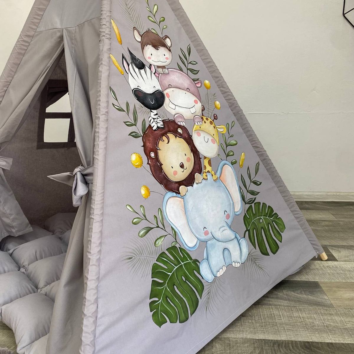 dipinto fatto a mano personaggi safari sulla tenda giochi personalizzata zebta, leone, elefante, giraffa koala  con il nome del bambino, ideale per playroom o cameretta a tema safari.