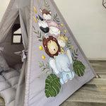 dipinto fatto a mano personaggi safari sulla tenda giochi personalizzata zebta, leone, elefante, giraffa koala  con il nome del bambino, ideale per playroom o cameretta a tema safari.