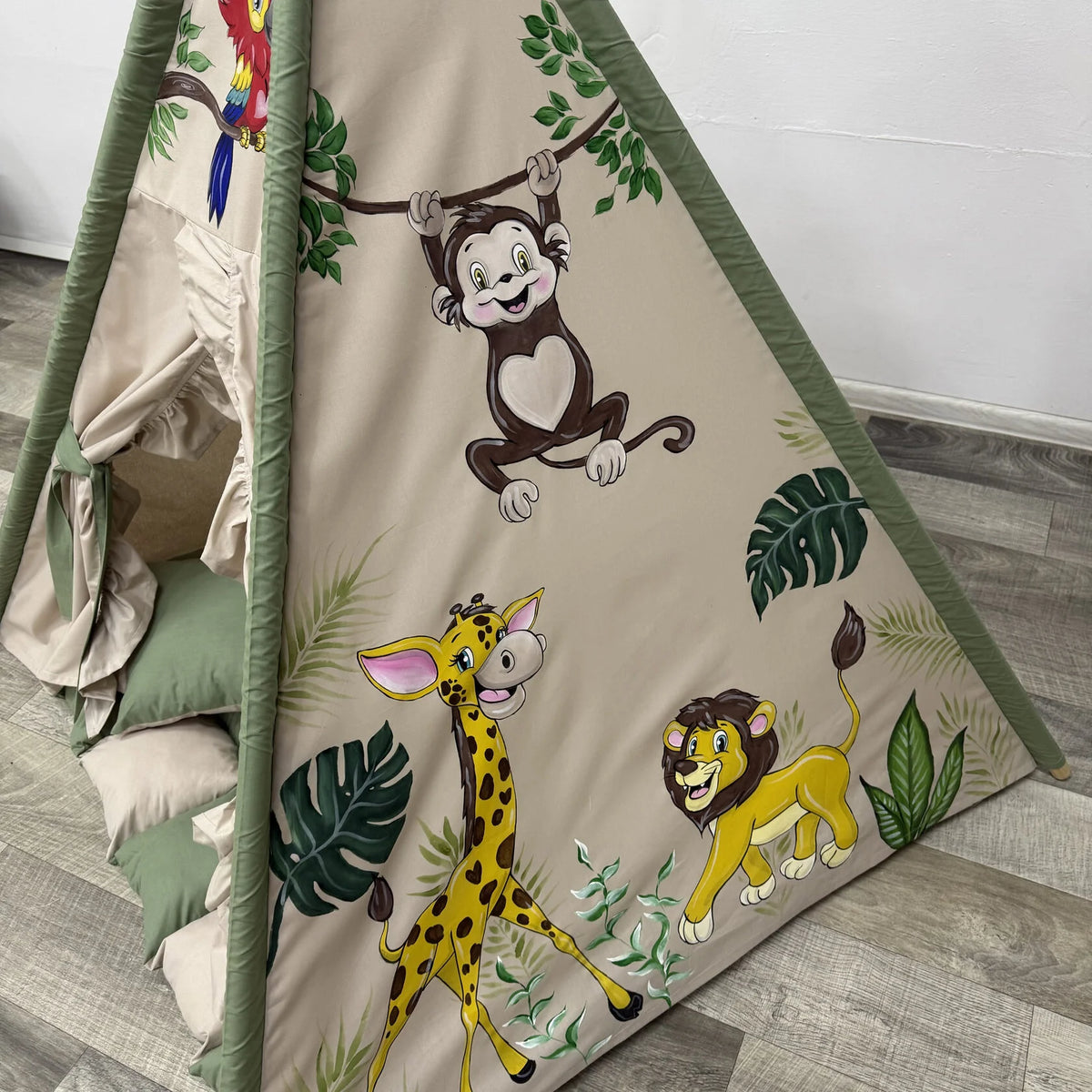 Tenda da gioco a forma di teepee per bambini, tessuto beige con illustrazioni dipinte a mano di animali della savana come leoni, elefanti, giraffe e papagallo