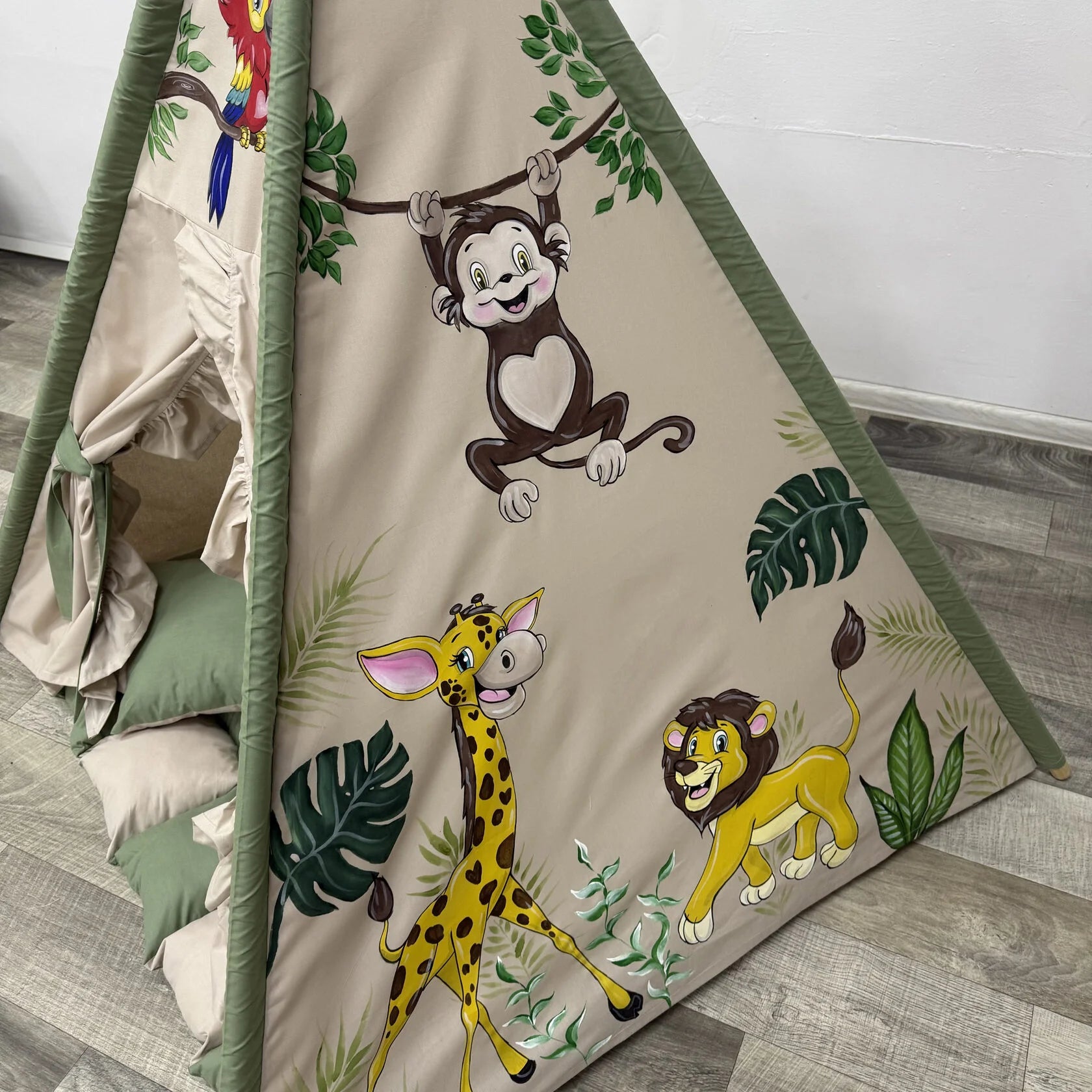 Tenda da gioco a forma di teepee per bambini, tessuto beige con illustrazioni dipinte a mano di animali della savana come leoni, elefanti, giraffe e papagallo