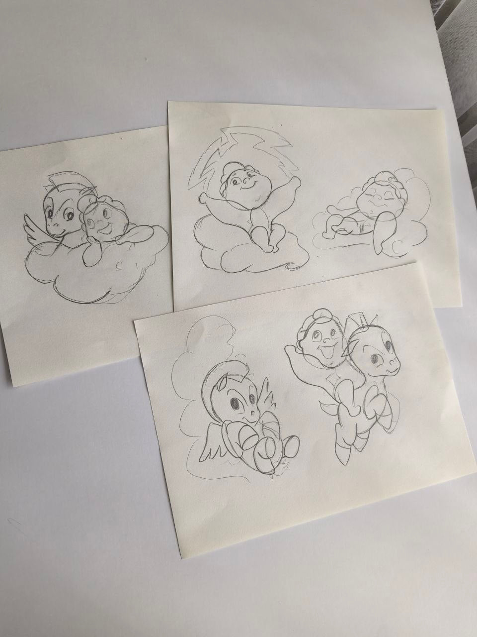 Disegni a matita su carta dei personaggi di Hercules neonato e Pegaso per la creazione della giostrina