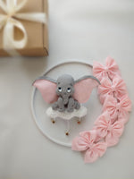 Elefantino Dumbo in feltro fatto a mano per giostrina neonato con grandi orecchie rosa e stelline.
