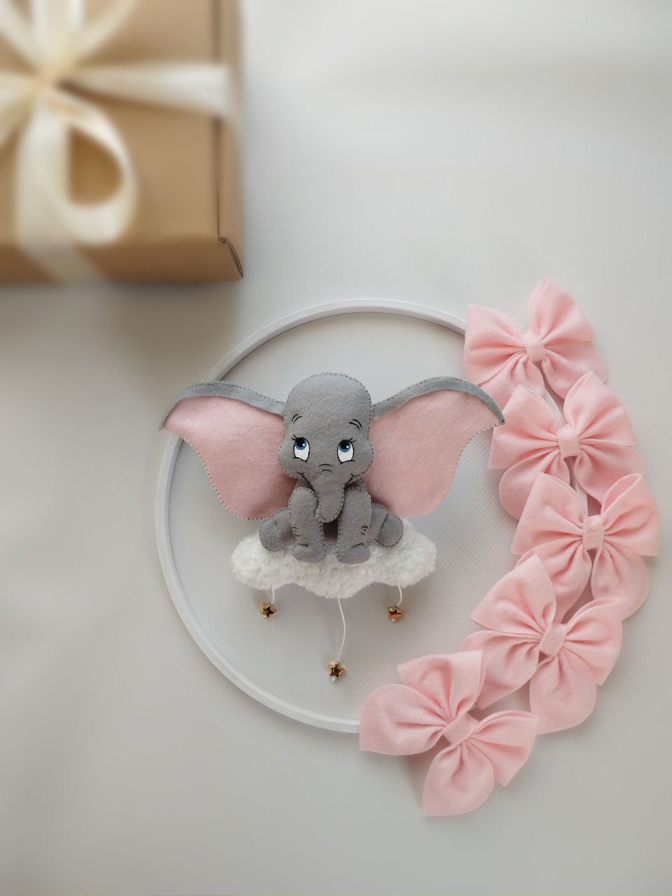 Elefantino Dumbo in feltro fatto a mano per giostrina neonato con grandi orecchie rosa e stelline.