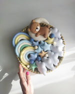 Decorazioni feltro per giostrina culla bambino orsetto addormentato luna arcobaleno azzurro polvere stelle multicolor nuvole grigio perla pompon beige fatti a mano