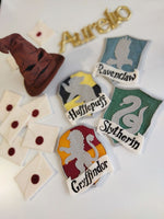 Elementi in feltro per giostrina culla Harry Potter con lettere di Hogwarts, cappello parlante e nome Aurelio.