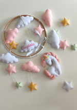 Giostrina neonata unicorno in feltro con nome ricamato su nuvola bianca, stelle pastello e cerchio in legno.