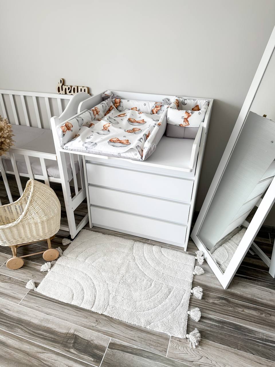 Fasciatoio neonato bianco con materassino cambio pannolini fantasia orsetti su nuvole grigie per nursery bebè