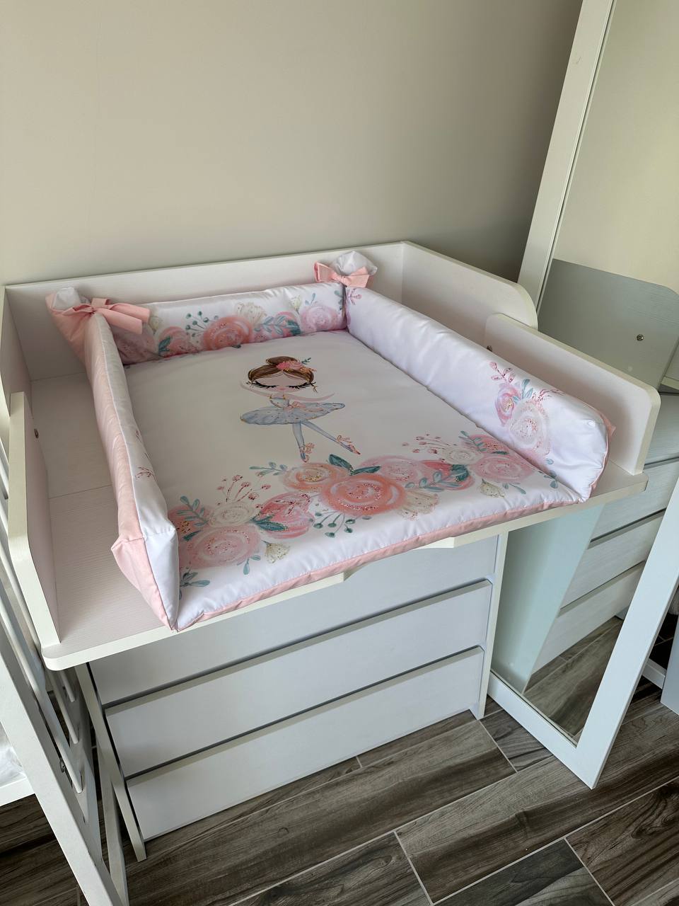 Fasciatoio neonata bianco impermeabile con ballerina e rose rosa, bordi alti morbidi con fiocchi in cotone fatto a mano su misura