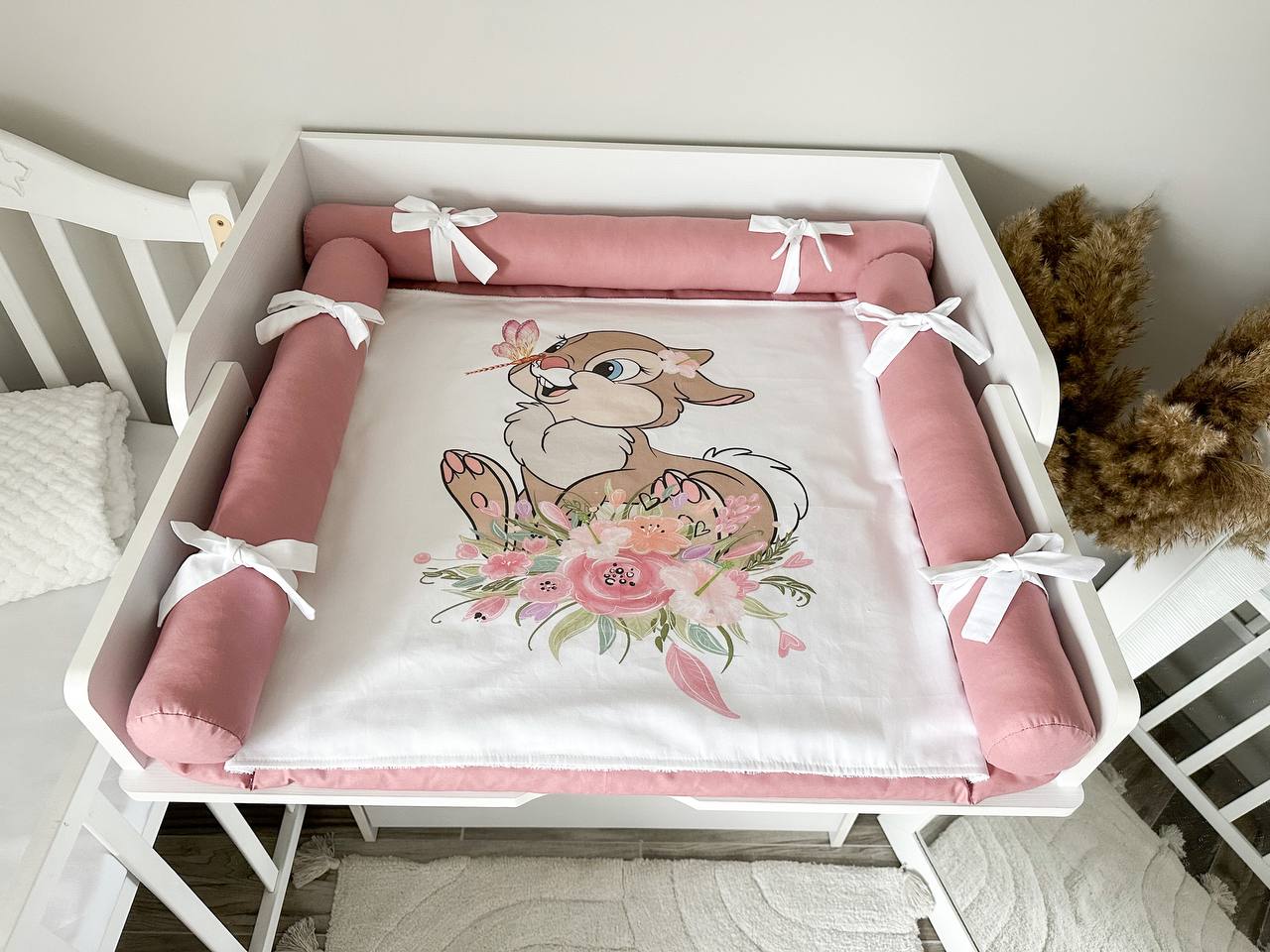 Fasciatoio per neonata rosa antico con rulli protettivi e illustrazione Disney del coniglietto Tamburino
