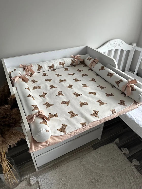 Materassino fasciatoio neonato rulli paracolpi fantasia orsetti fondo panna 
bordo satin rosa antico con fiocchetti, double face impermeabile fatto a mano