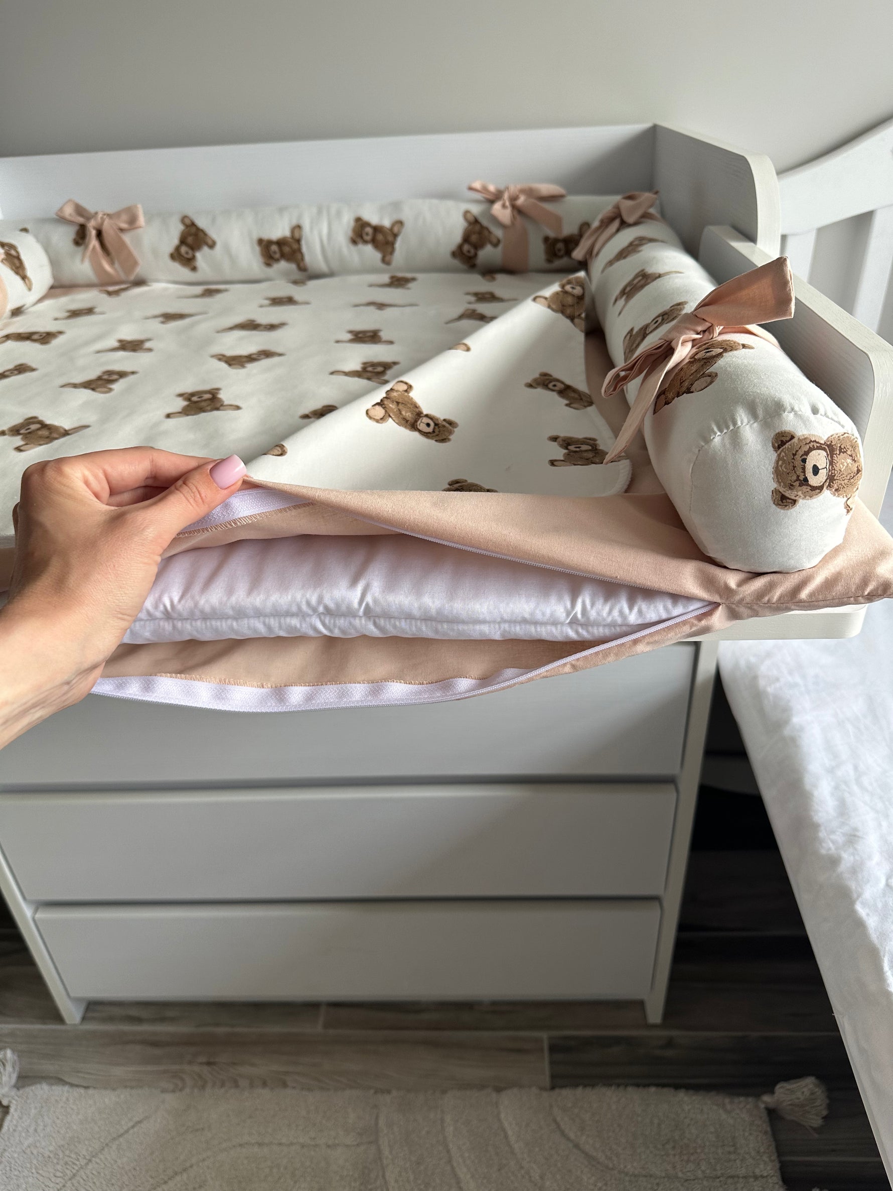 Fasciatoio con rulli imbottiti e fiocchetti in raso rosa antico, fantasia 
orsetti su fondo panna con bordo satin, impermeabile artigianale per neonato