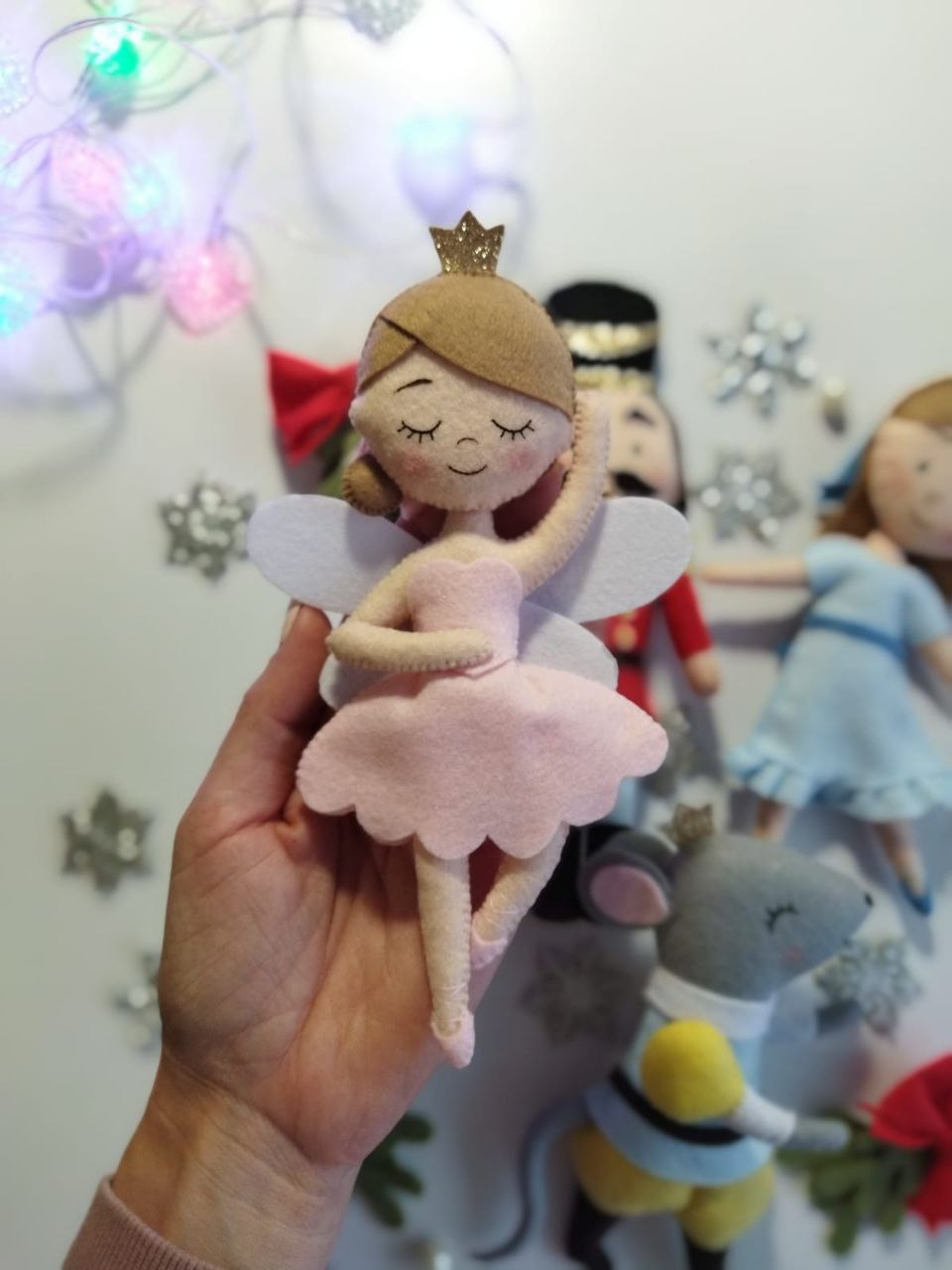 Fata Confetto in feltro rosa con ali e coroncina dorata per giostrina culla Lo Schiaccianoci