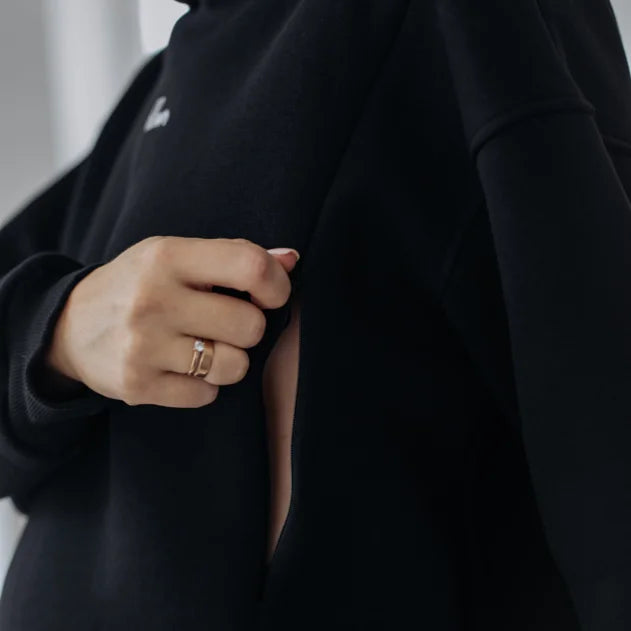 Dettaglio zip nascosta sul fianco per allattare con discrezione nella felpa premaman nera Warm&Cosy