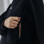 Dettaglio zip nascosta sul fianco per allattare con discrezione nella felpa premaman nera Warm&Cosy