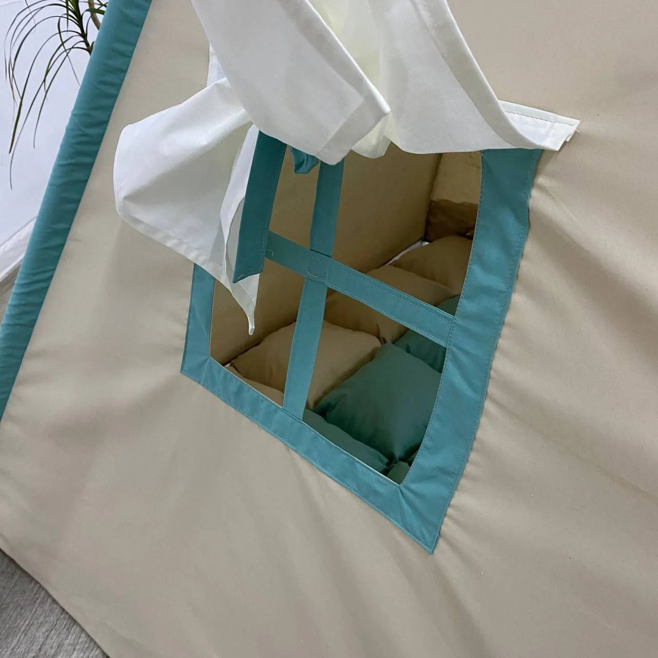 finestra laterale teepee tenda giochi per bambini colore verde salvia e beige