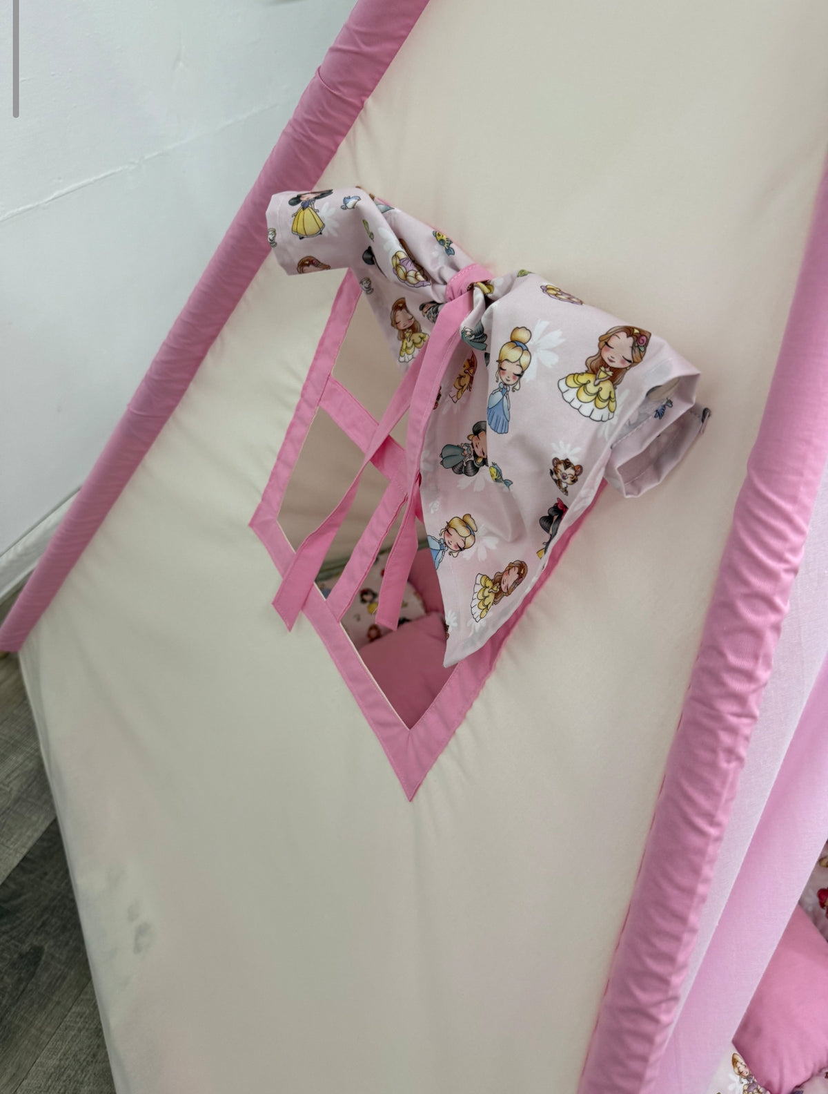 finestra con la fantasia principesse disegnato sulla teepee tenda giochi tipi