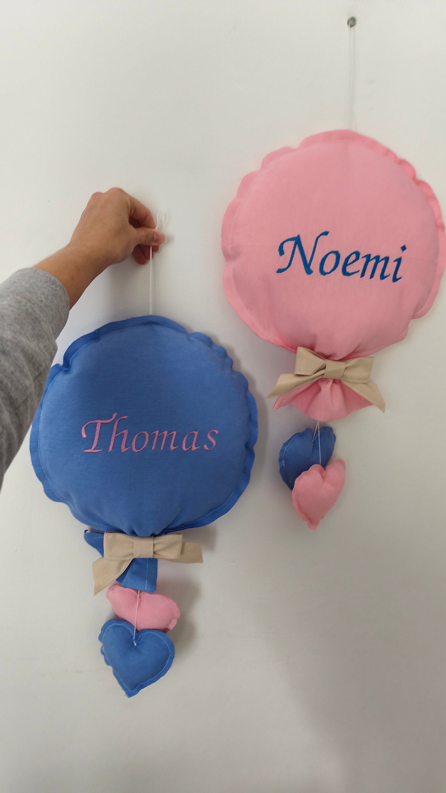 Coppia di fiocchi nascita a palloncino in cotone azzurro e rosa con ricamo personalizzato. Decorazione fatta a mano. 
