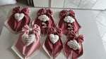 Collezione fiocchi nascita rosa antico con nomi ricamati, nuvolette Minnie e dediche speciali per i nonni, fatti a mano.