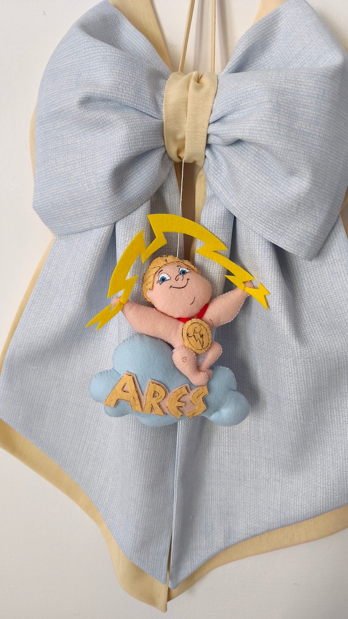 Fiocco nascita artigianale tema Hercules con nome a scelta su nuvoletta azzurra, decorazione Disney per cameretta.